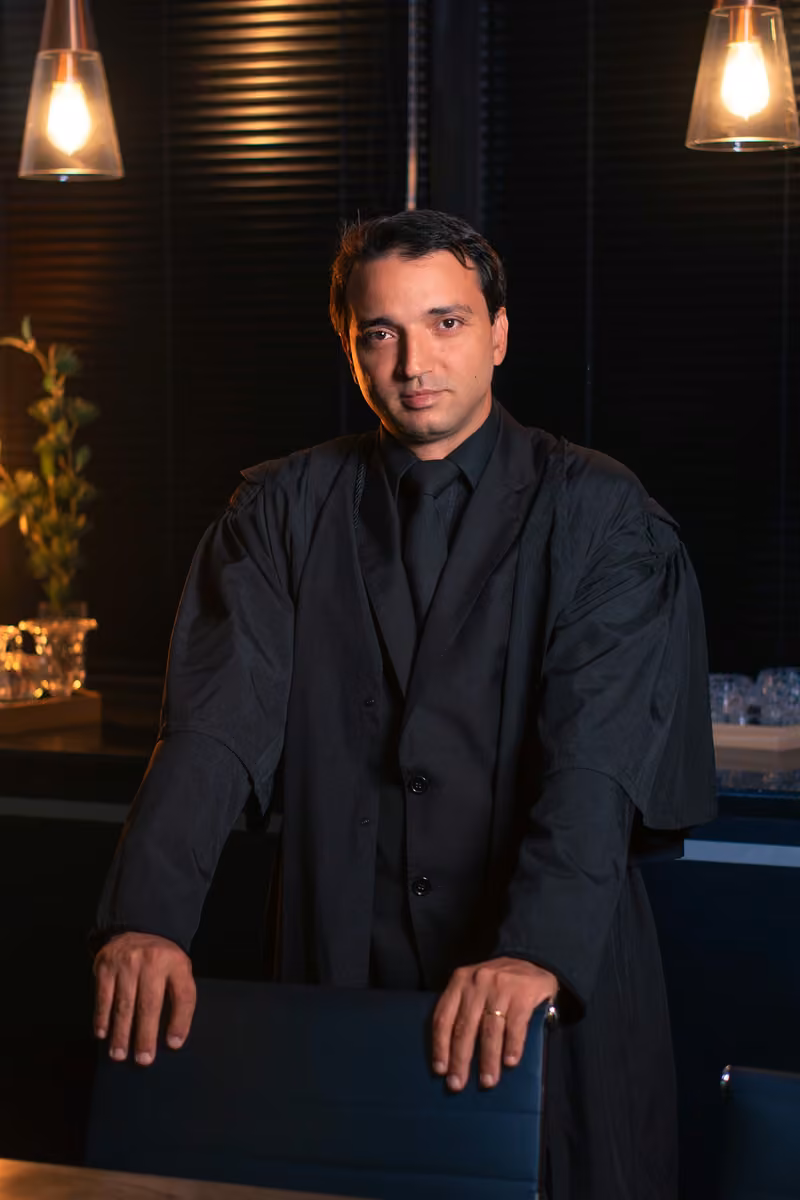 Dr. Diogo Emílio Rezende de Carvalho no escritório de advocacia criminal